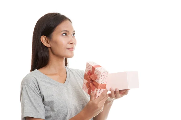 Joven mujer asiática abrir una caja de regalo . — Foto de Stock