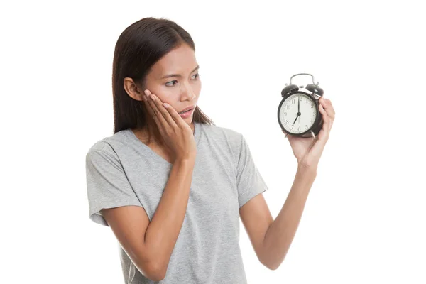 Ung asiatisk kvinna är stressad med en klocka. — Stockfoto