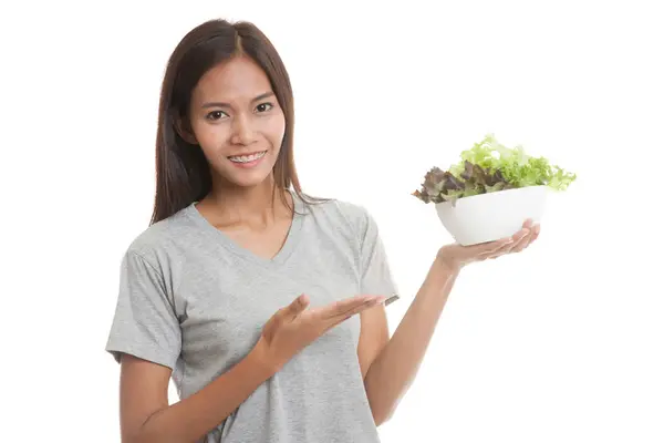 Saludable mujer asiática con ensalada . — Foto de Stock