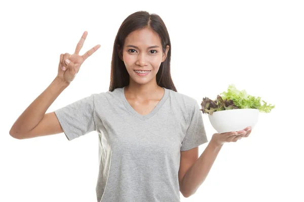 Здоровые азиатки показывают знак победы с салатом . — стоковое фото