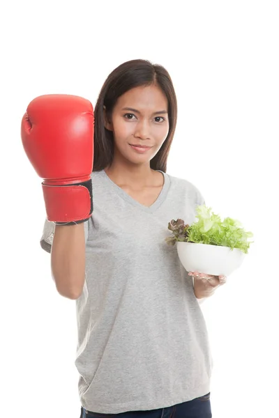 Joven mujer asiática con guante de boxeo y ensalada . — Foto de Stock