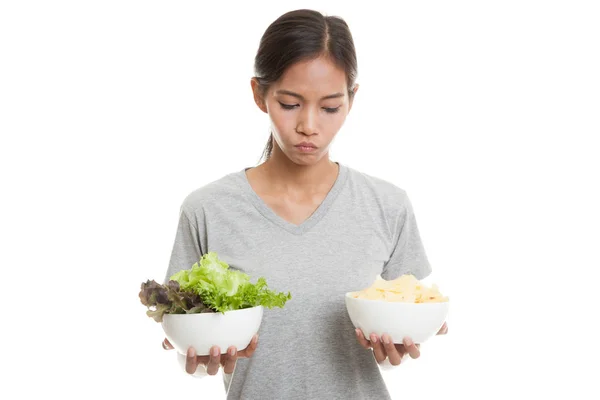 Молодая азиатка с чипсами и салатом . — стоковое фото