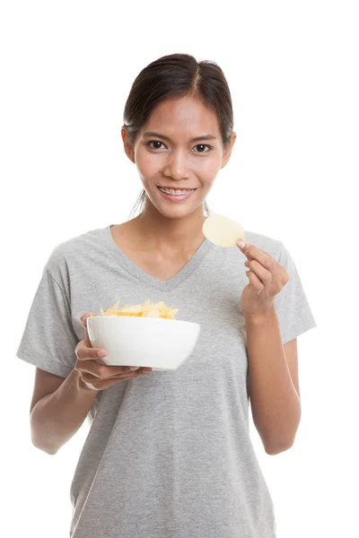 Jovem mulher asiática comer batatas fritas . — Fotografia de Stock