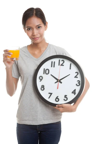 Ασιατική γυναίκα με ένα ρολόι ποτό χυμό πορτοκάλι. — Φωτογραφία Αρχείου