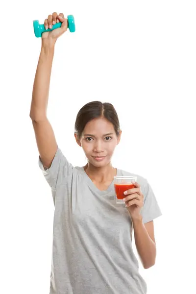 Saludable mujer asiática con mancuerna y jugo de tomate . —  Fotos de Stock