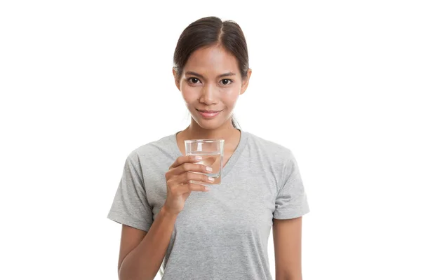 Jeune femme asiatique avec un verre d'eau potable . — Photo