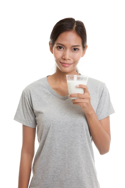 Gezonde Aziatische vrouw drinken van een glas melk. — Stockfoto