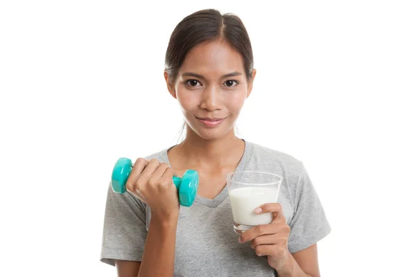 Gesunde asiatische Frau trinkt ein Glas Milch und Hantel. — Stockfoto