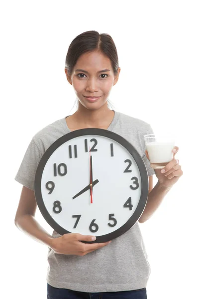 Saludable mujer asiática bebiendo vaso de leche celebrar reloj . — Foto de Stock