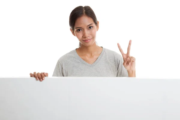 Mujer asiática joven muestra signo de victoria con signo en blanco . —  Fotos de Stock