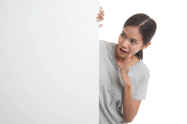 Opgewonden jonge Aziatische vrouw met leeg teken. — Stockfoto