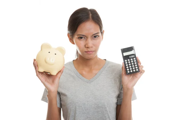 Несчастная азиатка с калькулятором и копилкой . — стоковое фото