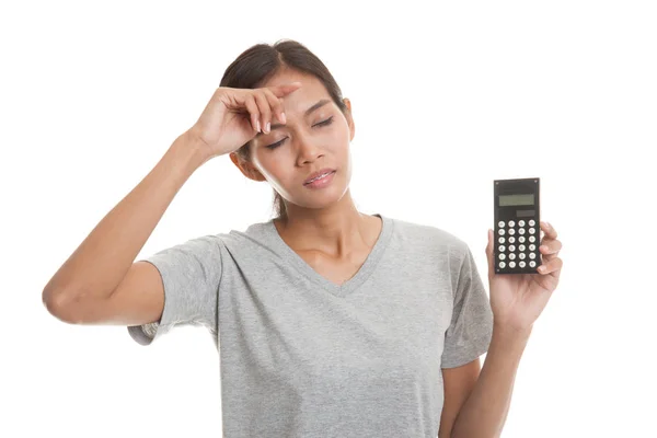 Азиатка получила головную боль с калькулятором . — стоковое фото