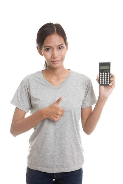 Aziatische vrouw duimen omhoog met de calculator. — Stockfoto