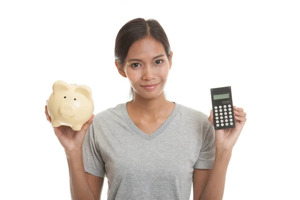 Aziatische vrouw met Rekenmachine en piggy bank. — Stockfoto