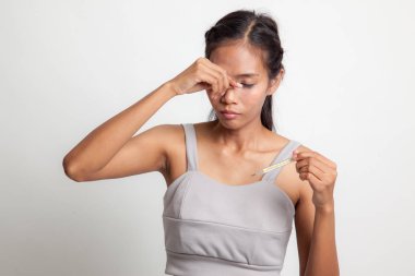 Genç Asyalı kadın hasta ve grip var.