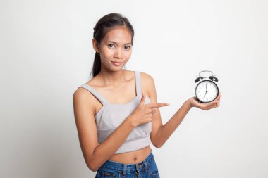 Bir saat noktasına genç Asyalı kadın.