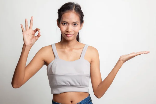 Hermosa joven asiática mostrar la palma de la mano y OK signo . —  Fotos de Stock