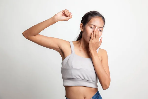 Sonolento jovem mulher asiática bocejo . — Fotografia de Stock