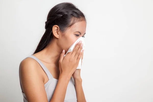 Jonge Aziatische vrouw kreeg zieken en griep. — Stockfoto