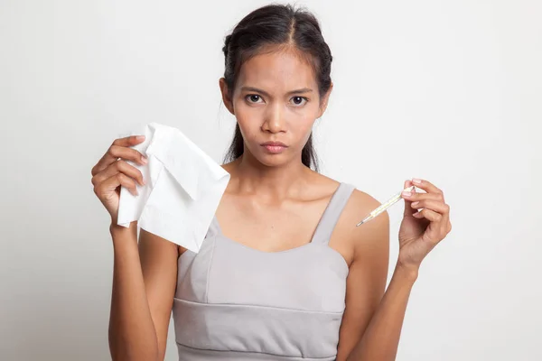 Jonge Aziatische vrouw kreeg zieken en griep. — Stockfoto