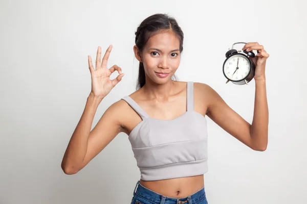 Joven asiática show OK con un reloj . —  Fotos de Stock