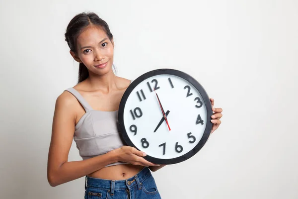 Ung asiatisk kvinna med klocka. — Stockfoto