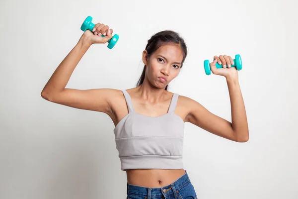 Erschöpfte Asiatin mit Hanteln. — Stockfoto