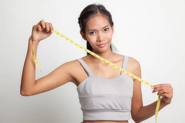 Junge asiatische Frau mit Maßband. — Stockfoto