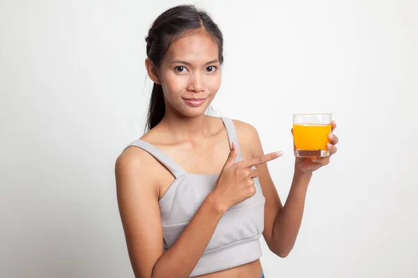 Jovem mulher asiática apontar para suco de laranja . — Fotografia de Stock