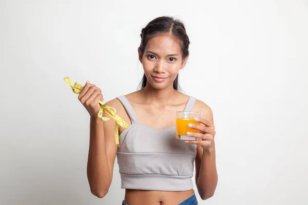 Азиатка пьет апельсиновый сок . — стоковое фото
