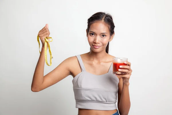 亚裔女子和番茄汁和卷尺. — 图库照片
