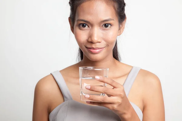 Jonge Aziatische vrouw met een glas drinkwater. — Stockfoto