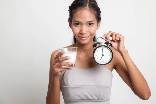 Mulher asiática saudável beber copo de leite segurar relógio . — Fotografia de Stock