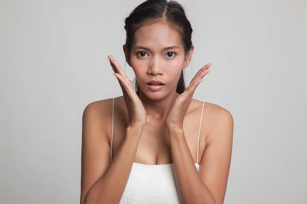 Scioccato giovane donna asiatica . — Foto Stock