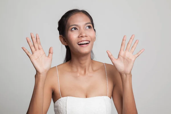 Emocionado joven mujer asiática mirar hacia arriba . —  Fotos de Stock