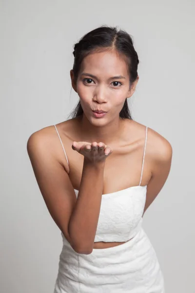 Krásná mladá asijská žena vyhodit polibek. — Stock fotografie
