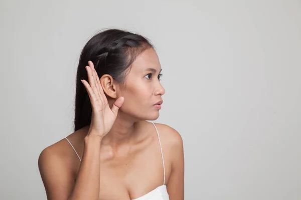 Hermosa joven asiática mujer escuchar algo . — Foto de Stock
