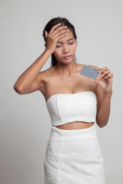 Joven mujer asiática dolor de cabeza con una tarjeta en blanco . — Foto de Stock