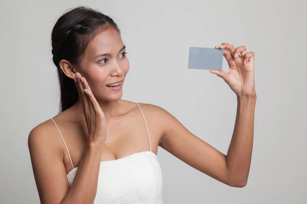 Young Asian woman happy with  blank card. — Stock Photo, Image