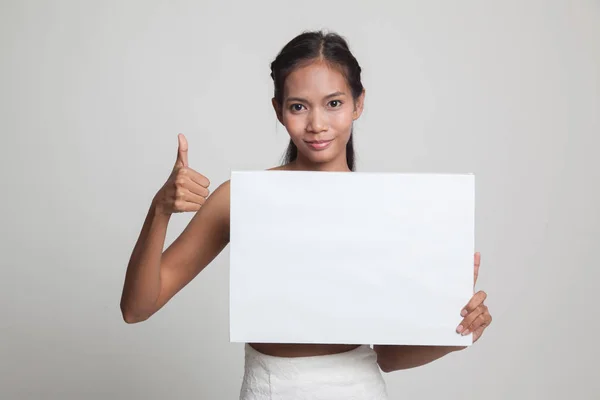 Genç Asyalı kadın ortaya başparmak ile beyaz boş işareti. — Stok fotoğraf