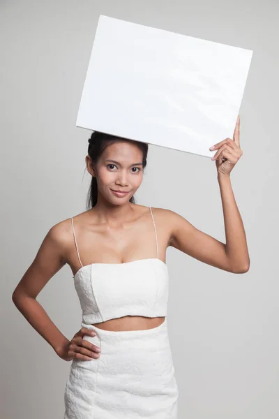 Joven mujer asiática con blanco signo en blanco . —  Fotos de Stock