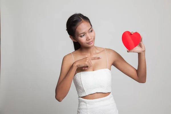 Asijské žena přejděte červené srdce. — Stock fotografie