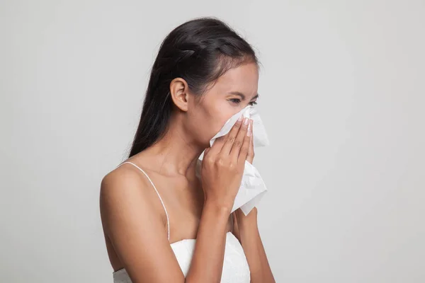 Jonge Aziatische vrouw kreeg zieken en griep. — Stockfoto