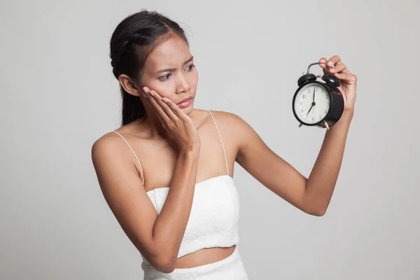 Young Asian woman is stressed with a clock. — Stock Photo, Image