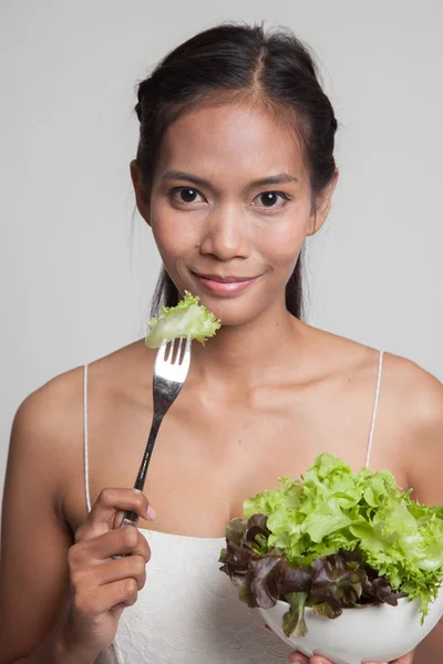 Healthy Asian woman with salad. — Stock Photo, Image