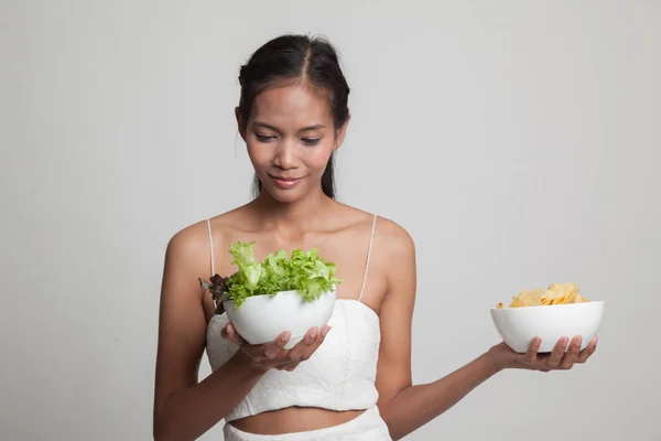 ポテトチップス サラダと若いアジア女性. — ストック写真