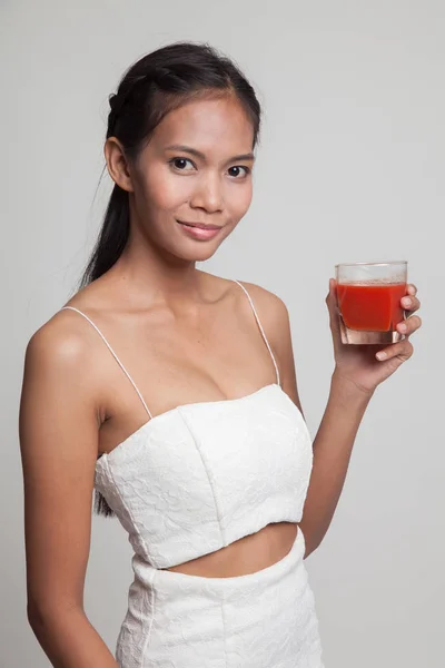 Joven mujer asiática beber jugo de tomate . —  Fotos de Stock