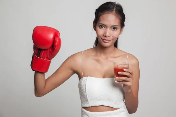 Joven mujer asiática con jugo de tomate y guante de boxeo . —  Fotos de Stock