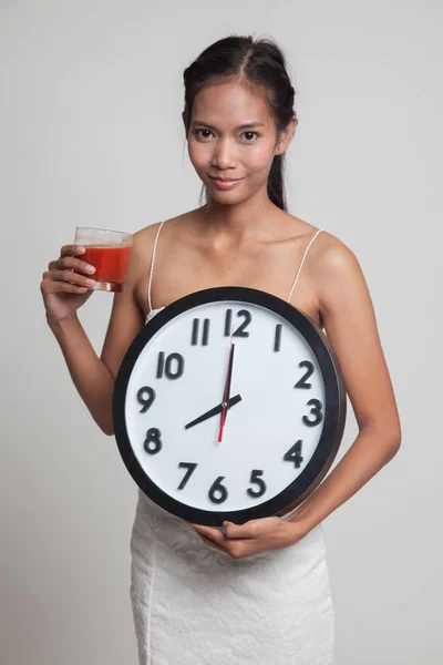 Joven mujer asiática con jugo de tomate y reloj . —  Fotos de Stock